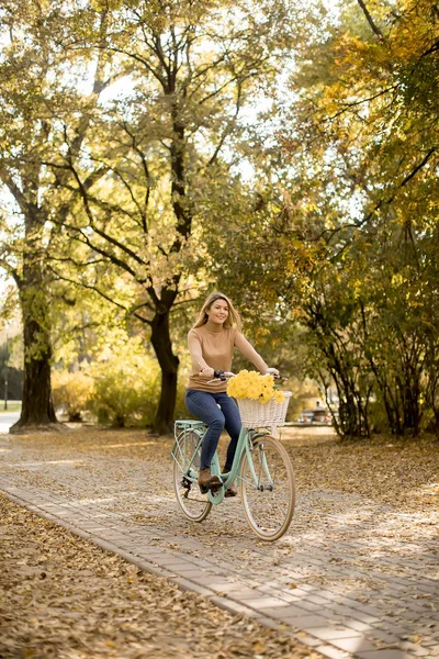 Счастливая Активная Женщина Велосипеде Золотом Осеннем Парке — стоковое фото