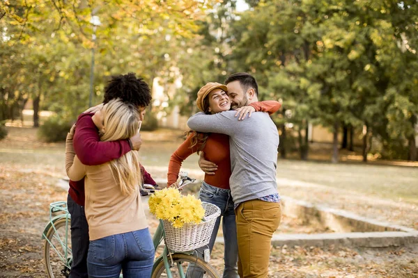 Junge Leute Spazieren Durch Den Herbstpark Und Haben Spaß — Stockfoto