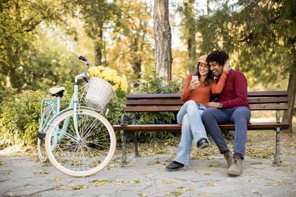 Coppia Multiratica Amorevole Seduta Sulla Panchina Nel Parco Cittadino Autunnale — Foto Stock