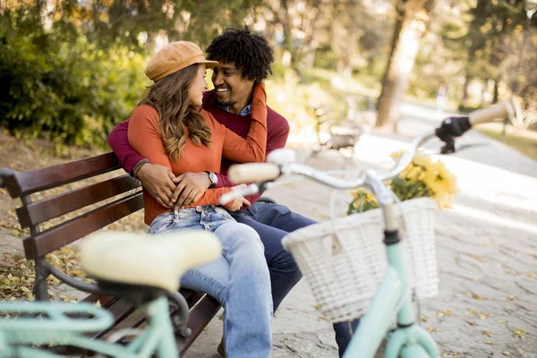 在秋季城市公园里 多位情侣坐在长椅上 — 图库照片