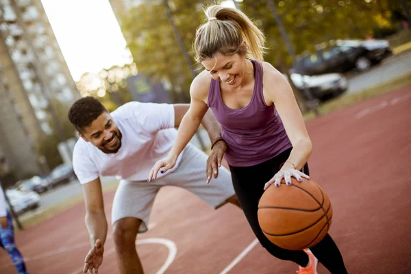 Grupo Jóvenes Multiétnicos Jugando Baloncesto Cancha — Foto de Stock