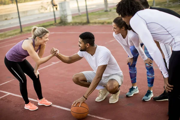 Grupo Jóvenes Multiétnicos Jugando Baloncesto Cancha — Foto de Stock