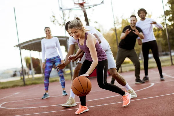 Grupo Jóvenes Multirraciales Que Juegan Baloncesto Cancha Aire Libre — Foto de Stock