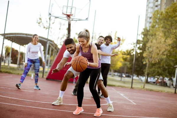 Grupo Jóvenes Multirraciales Que Juegan Baloncesto Cancha Aire Libre — Foto de Stock