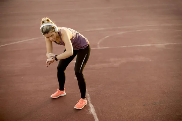 Sportwoman Controle Van Puls Aan Slimme Horloge Geschiktheidsapparaat Bij Buiten — Stockfoto