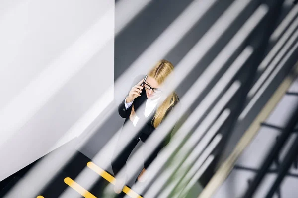 Jonge Zakenvrouw Met Behulp Van Mobiele Telefoon Kantoor Terwijl Klimt — Stockfoto