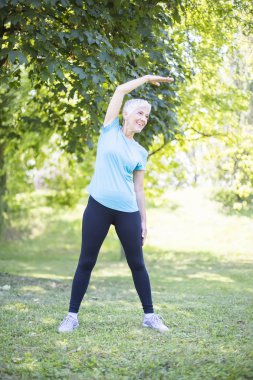 Kadın kıdemli egzersiz parkta. Yaşlı Bayan emeklilik kavram sağlığını korumak.