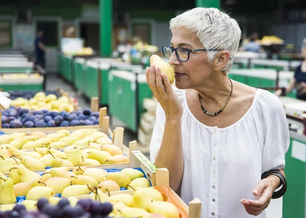 Ritratto Donna Anziana Che Acquista Sul Mercato — Foto Stock