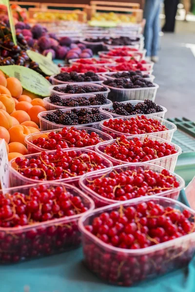Blick Auf Frisches Beerenobst Auf Dem Markt — Stockfoto