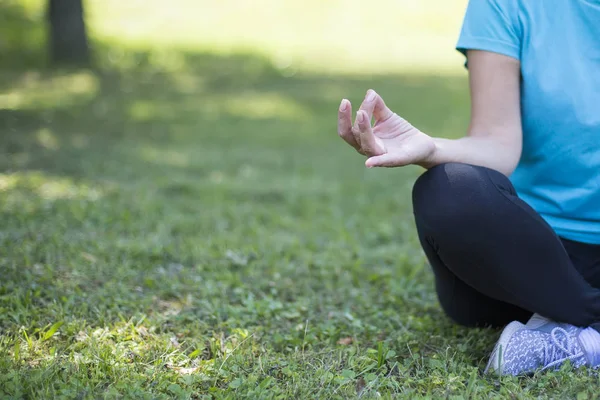 Senior Vrouw Lotus Staat Een Gras Park — Stockfoto