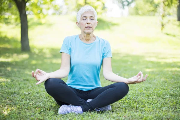 Seniorin Lotusposition Auf Einer Wiese Park — Stockfoto