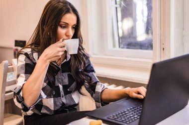 Kafede dizüstü bilgisayarla çalışma neşeli kadın blogger