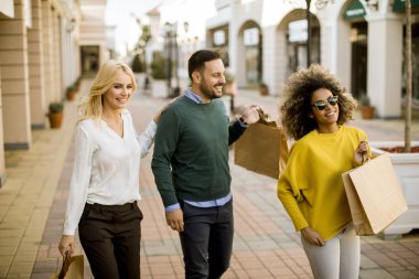 Grup Genç çok ırklı arkadaşıyla birlikte alışveriş merkezinde alışveriş