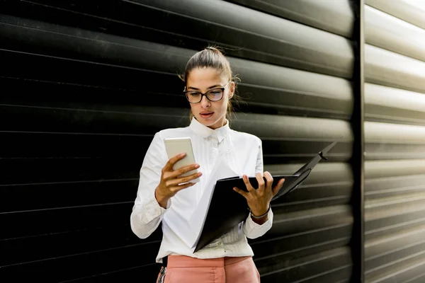 Ganska Ung Affärskvinna Med Hjälp Mobiltelefon Och Företagsakt Kontorsbyggnaden — Stockfoto