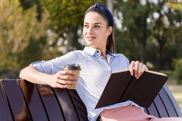 Jovem Mulher Sentada Banco Madeira Lendo Livro Bebendo Café — Fotografia de Stock