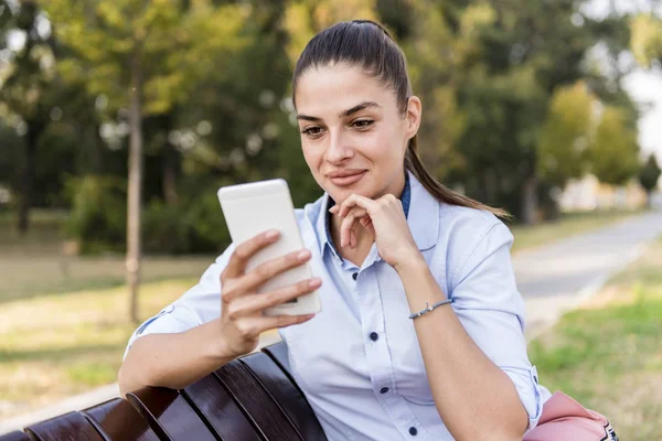 Mooie Jonge Zittend Een Bankje Het Gebruik Van Mobiele Telefoon — Stockfoto