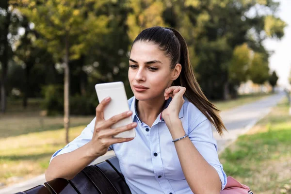 Mooie Jonge Zittend Een Bankje Het Gebruik Van Mobiele Telefoon — Stockfoto