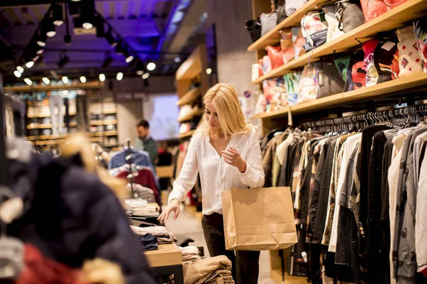 Hermosa Joven Con Bolsas Compras Pie Tienda Ropa — Foto de Stock