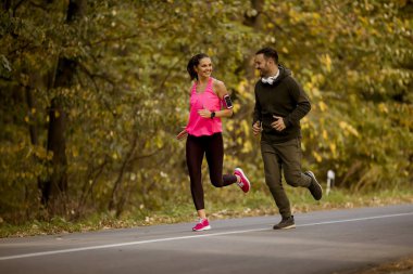 Koşu ve sonbahar doğa çevre egzersiz gençler