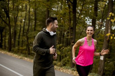 Koşu ve sonbahar doğa çevre egzersiz gençler