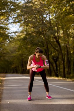 Genç ve güzel kadın sonbahar ormanın içinde eğitim sırasında bir ara var