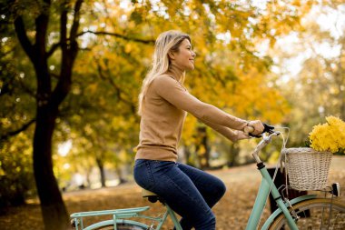 Mutlu aktif kadın binicilik bisiklet Altın Sonbahar Park