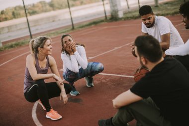 Basketbol oyuncu sahada birlikte dinlenme çok ırklı grubu