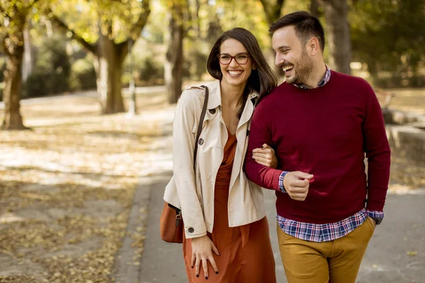 Loving Young Woman Man Walking City Park Holding Hands — Stock Photo, Image