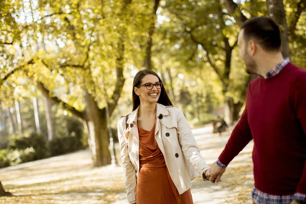 Liefdevol Jonge Vrouw Man Lopen Stadspark Hand Hand — Stockfoto