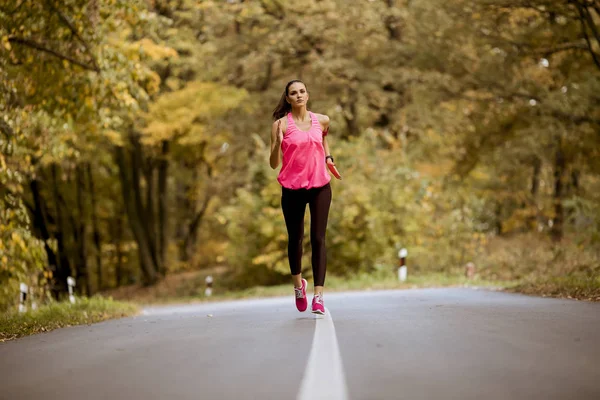 Jonge Fitness Vrouw Draait Het Bospad Herfst — Stockfoto