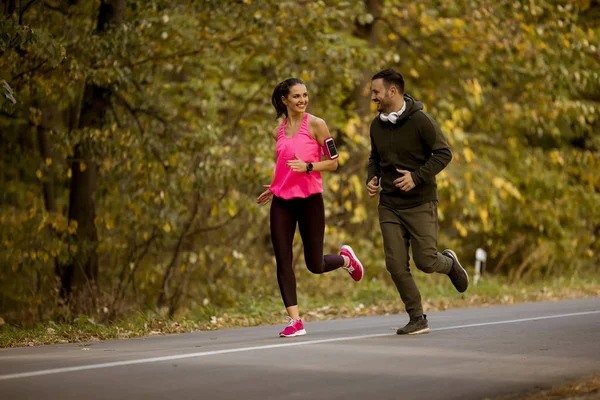 Koşu ve sonbahar doğa çevre egzersiz gençler