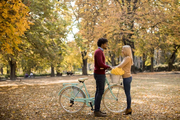 Multiraciale Paar Met Fiets Staan Het Najaar Park — Stockfoto