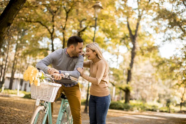 Aktives Junges Paar Genießt Gemeinsam Romantischen Spaziergang Mit Fahrrad Goldenen — Stockfoto