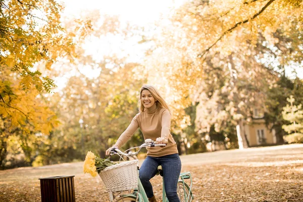Glückliche Aktive Radlerin Goldenen Herbstpark — Stockfoto