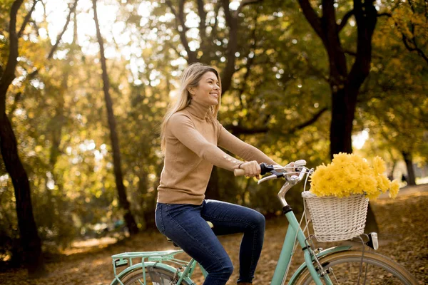 Lycklig Aktiv Kvinna Rider Cykel Gyllene Höst Park — Stockfoto