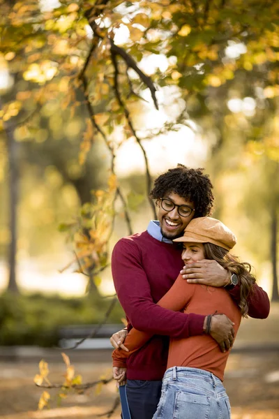 Amante Hermosa Pareja Afroamericana Hombre Mujer Caucásica Caminando Parque Otoño — Foto de Stock