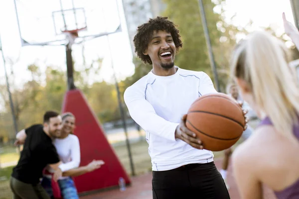 Multiracial Couple Playing Basketball Outdoor Court Outumn Day — Stock Photo, Image