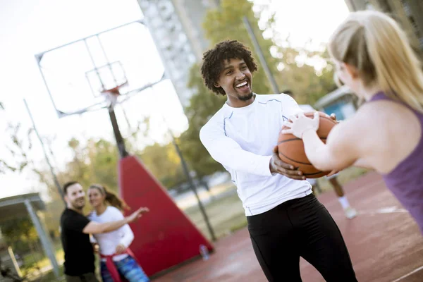 Pareja Multiracial Jugando Baloncesto Cancha Aire Libre Día Outumn — Foto de Stock