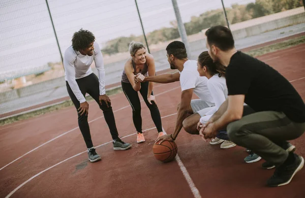 Grupo Jóvenes Multiétnicos Jugando Baloncesto Cancha — Foto de Stock