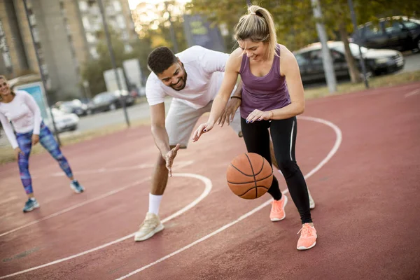 Grupp Multietniskt Ungdomar Spelar Basket Domstolen — Stockfoto