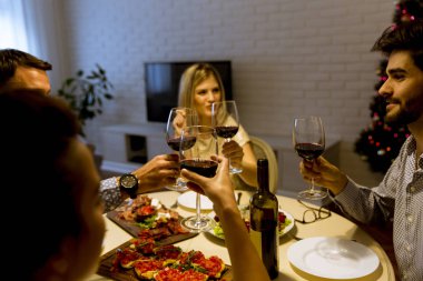 Genç arkadaşlar evde Noel ve yeni yıl arifesinde kutluyor