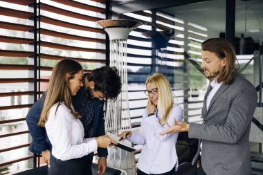 Modern ofis içinde gençlerin grup var takım toplantısı ve beyin fırtınası modern ofis
