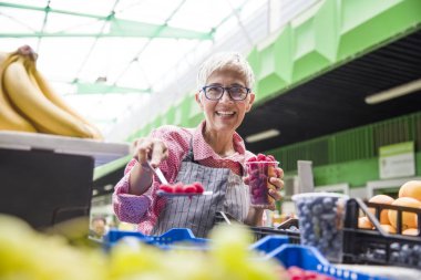 Kadın kıdemli portresi ahududu piyasada satıyor