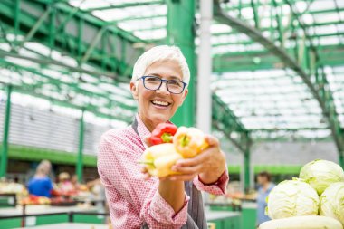 İyi görünümlü kadın kıdemli gözlük portresi biber piyasada satıyor