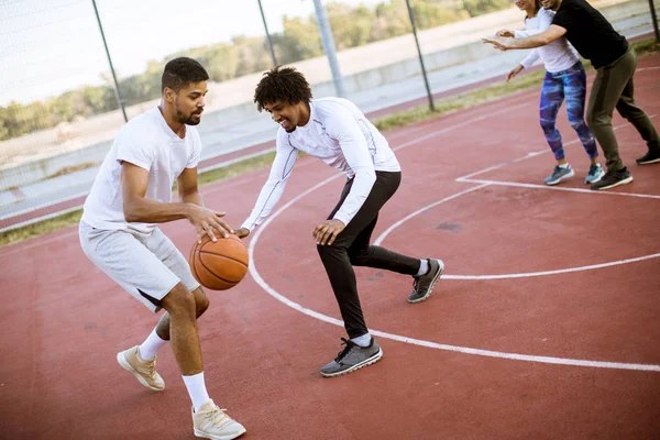 Grupa Wielonarodowa Młodych Ludzi Gry Koszykówkę Sąd — Zdjęcie stockowe