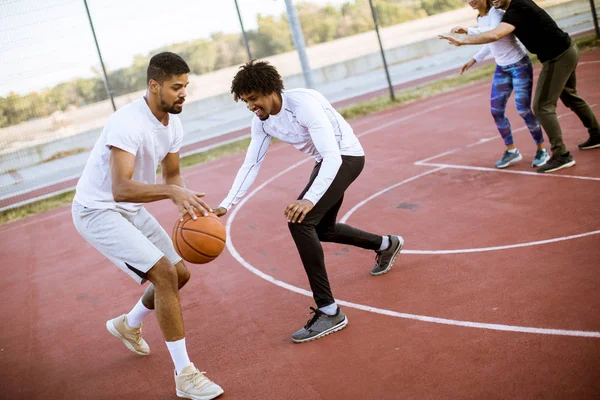 Grupo Jóvenes Multiétnicos Jugando Baloncesto Cancha — Foto de Stock