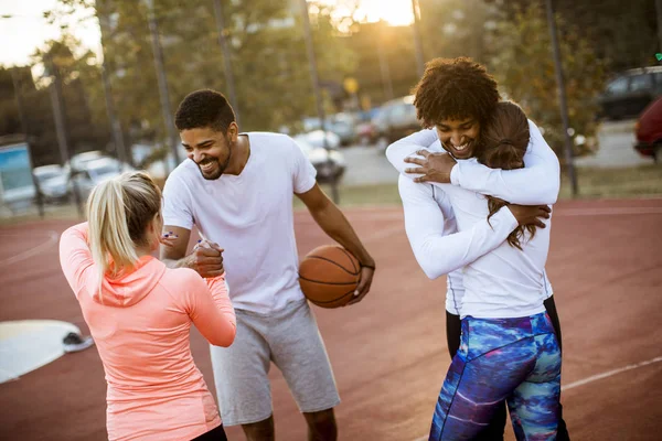 Grupo Jóvenes Multiétnicos Jugando Baloncesto Cancha — Foto de Stock