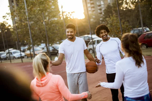 Grupo Jóvenes Multiétnicos Jugando Baloncesto Cancha — Foto de Stock