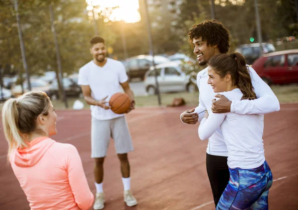 Gençlerin Grup Sahada Basketbol Oynarken Çok Irklı — Stok fotoğraf