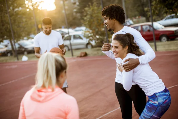 Gruppe Multiethnischer Junger Leute Spielt Basketball Auf Dem Platz — Stockfoto